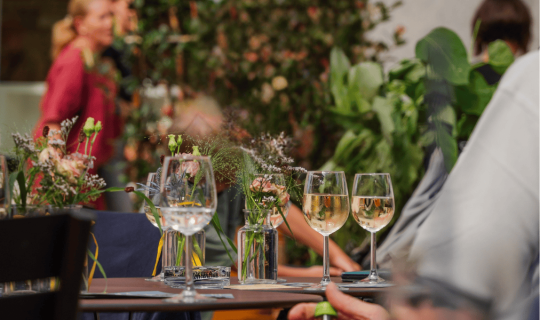 menschen-am-tisch-mit-getränke.png menschen-am-tisch-mit-getränke.png