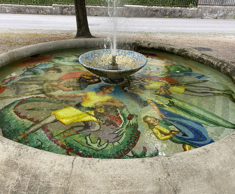 Nibelungenbrunnen, Hohenems_DrachentÃ¶tung.JPG