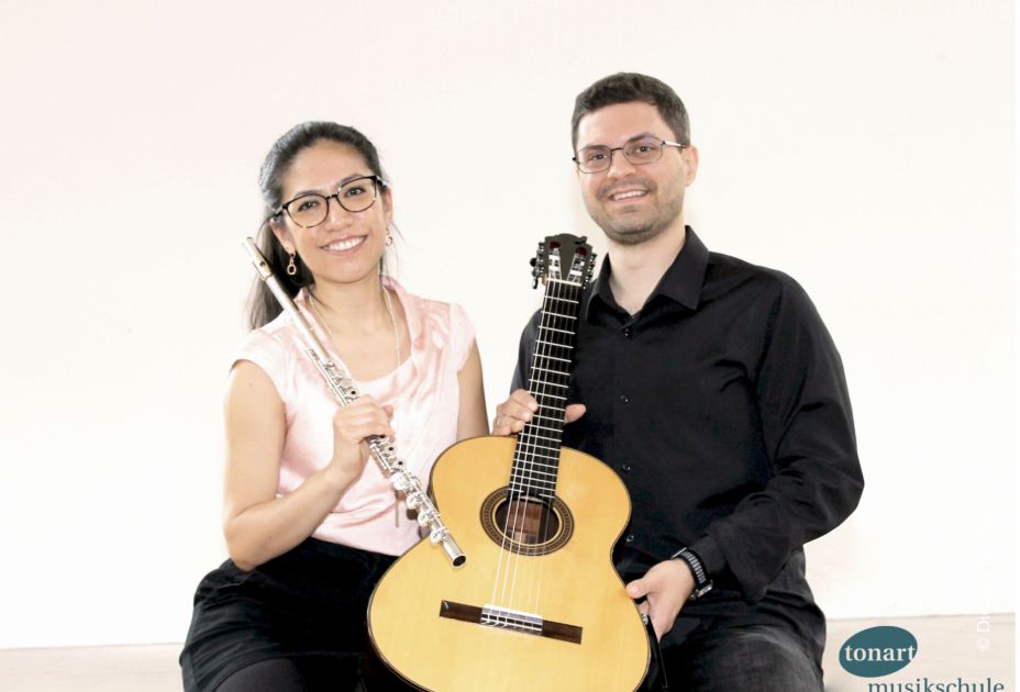 Natalia Téllez Ramirez (Flöte) und Ahsen Mehovic (Gitarre) Treppenhauskonzert©tonartMusikschule.jpg