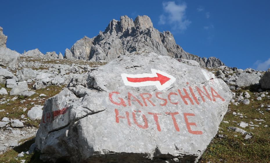 Signpost to Carschinahütte Signpost to Carschinahütte