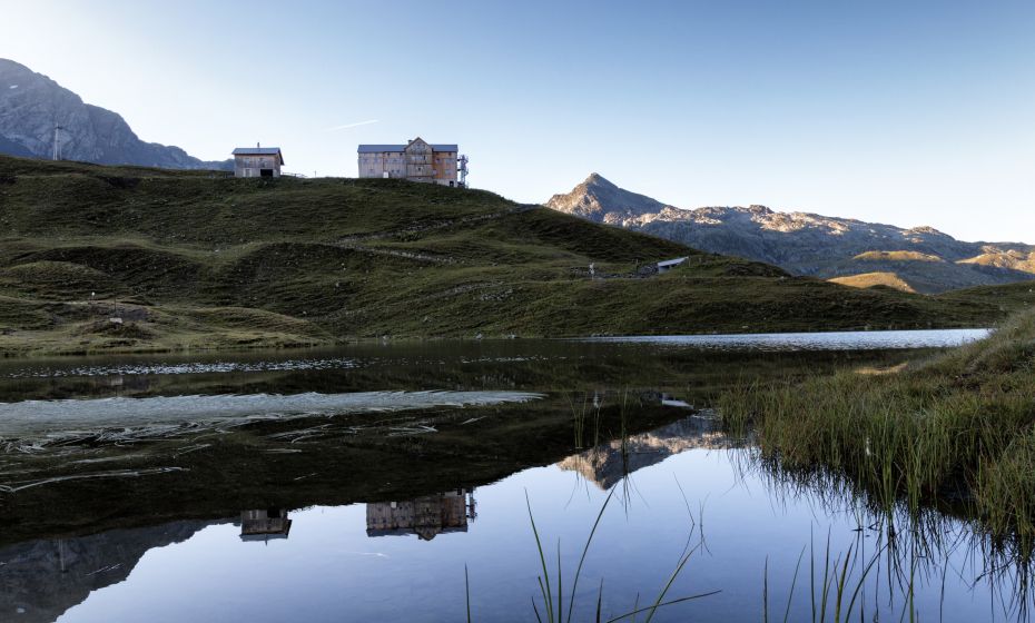 Neue Heilbronner Hütte mit Sonnenaufgangsstimmung Neue Heilbronner Hütte mit Sonnenaufgangsstimmung