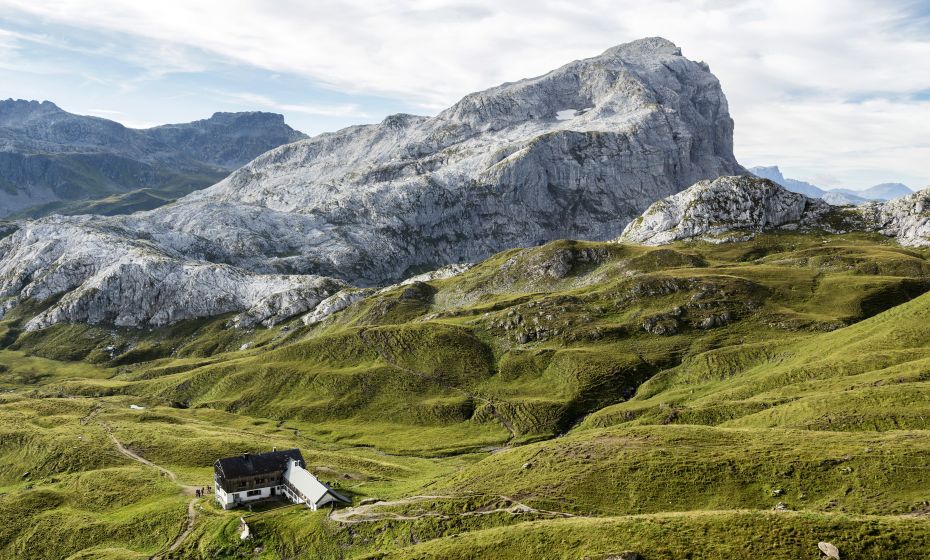 Tilisunahütte mit der WeiÃplatte im Hintergrund Tilisunahütte mit der WeiÃplatte im Hintergrund