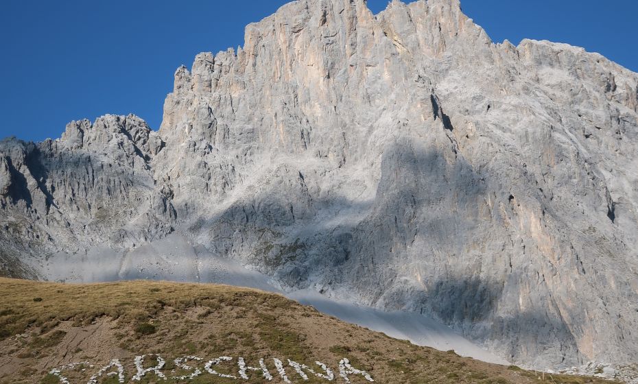 Stone markers and the Sulzfluh in the background
