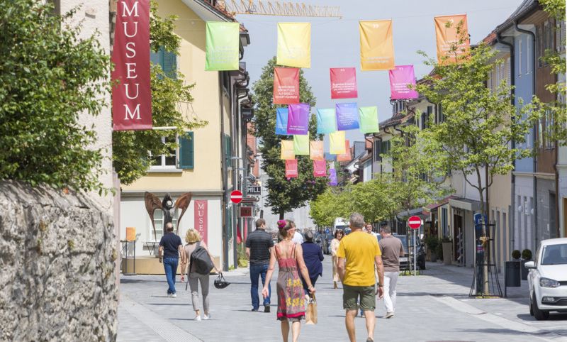 230714StadtinstallationMut_CRwalser_003 Fahnen _Mut für morgen_ (c) Julie Walser - Stadtmarketing Hohenems - Kopie