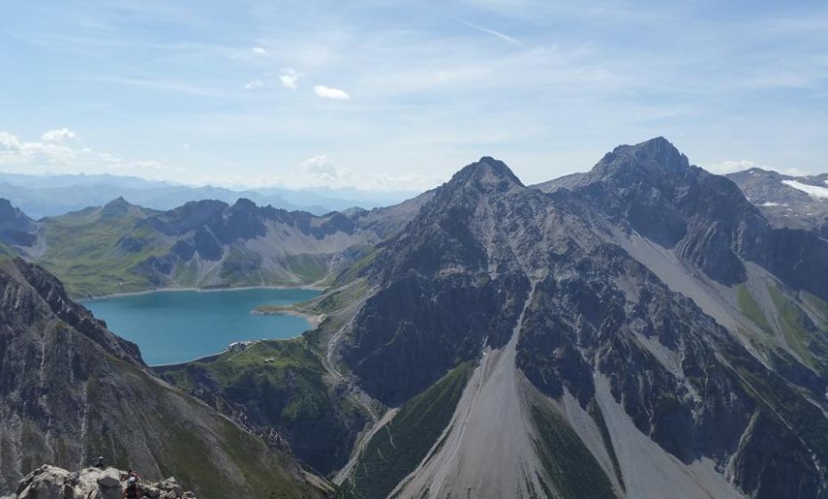 Blick vom Saulakopf zum Lünersee, rechts die Schesaplana (2.964 m) Blick vom Saulakopf zum Lünersee, rechts die Schesaplana (2.964 m)